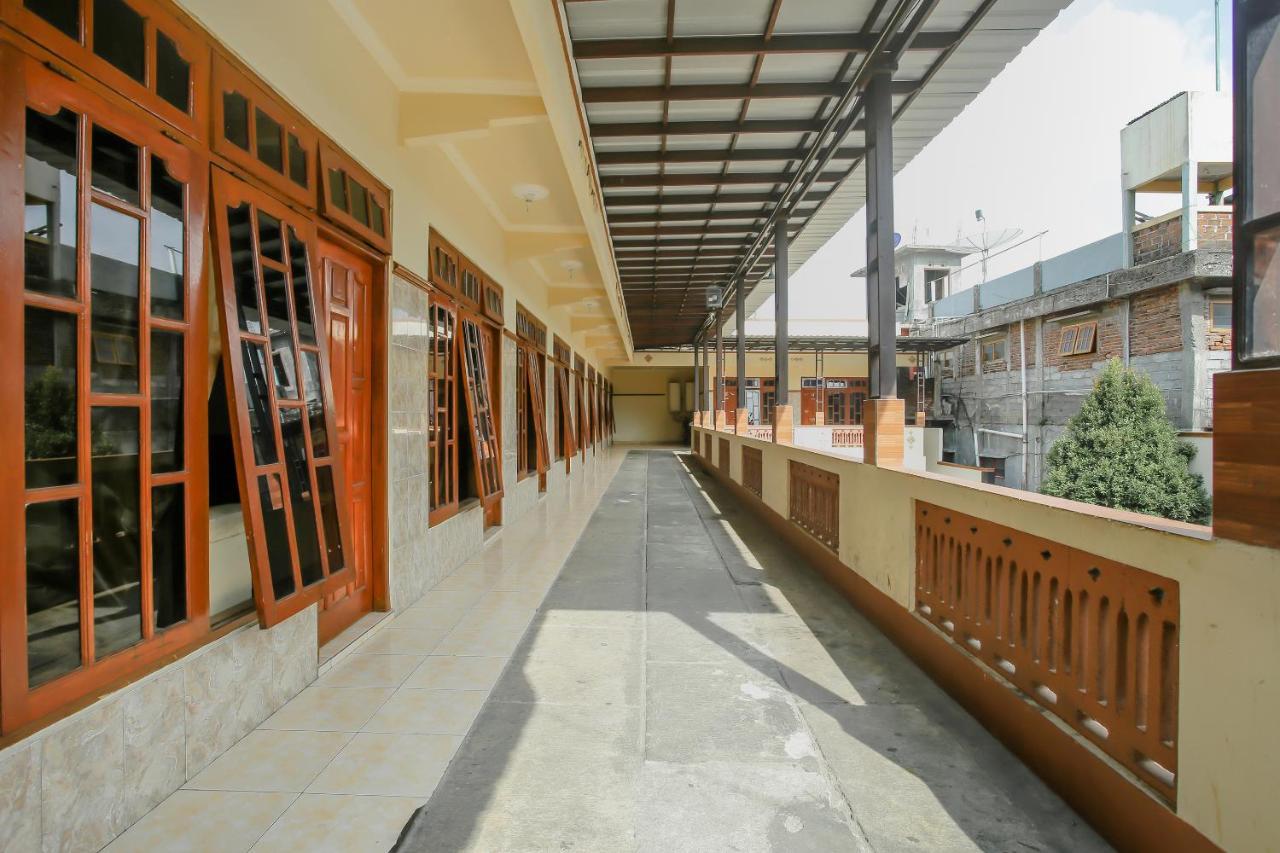 Spot On 90092 Dewi Safitri Hotel Semarang Ngoại thất bức ảnh