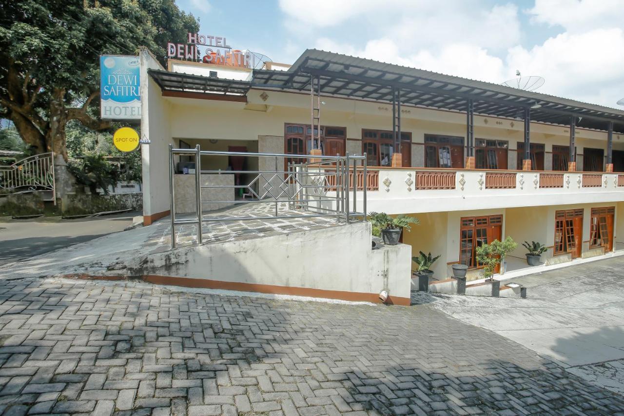 Spot On 90092 Dewi Safitri Hotel Semarang Ngoại thất bức ảnh